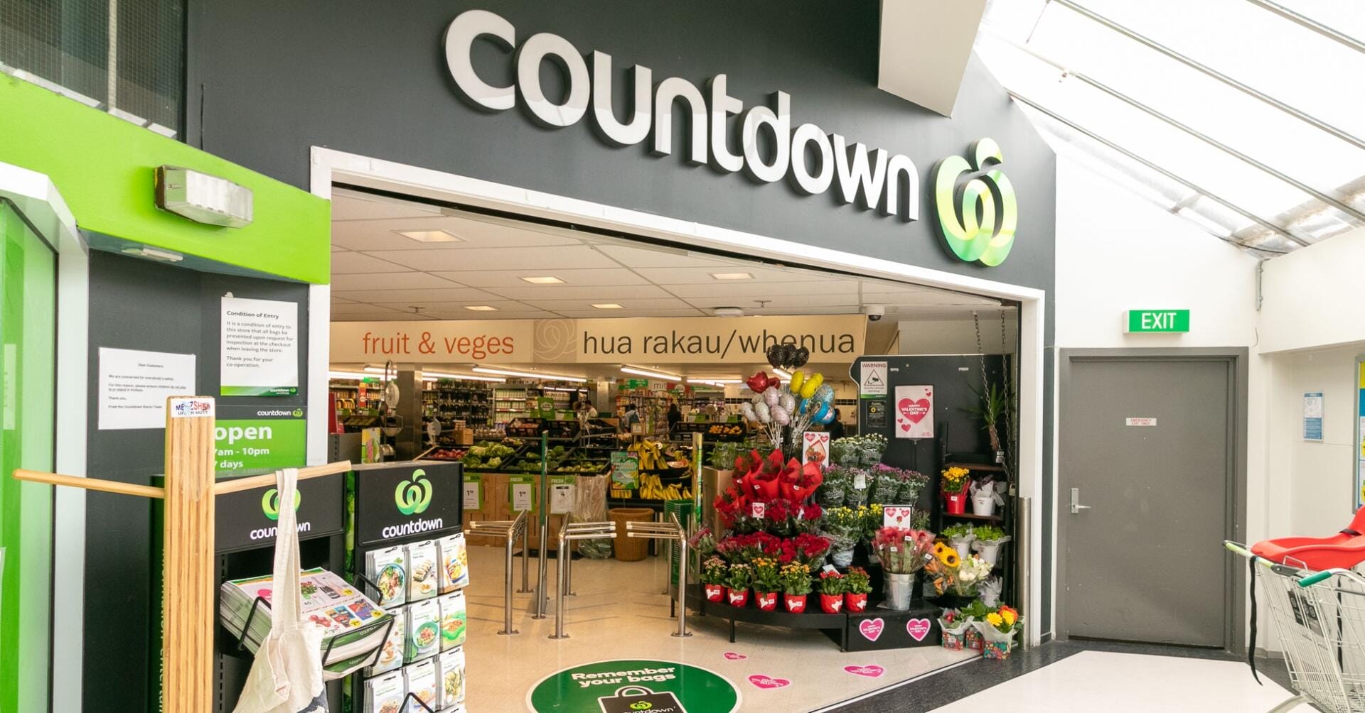 Exterior photo of Woolworths
